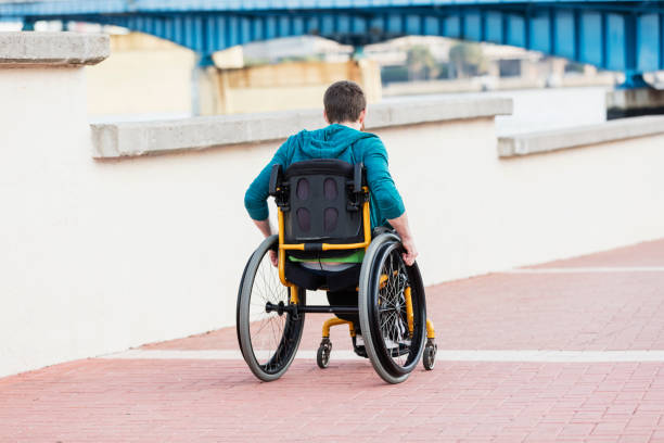 homem com paralisia cerebral na cadeira de rodas automotora - propelled - fotografias e filmes do acervo