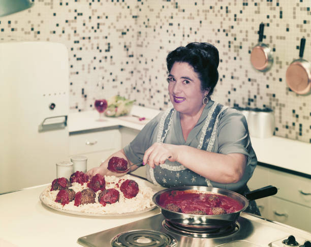 ältere frau mit fleischbällchen auf nudeln, lächeln, porträt - 1957 stock-fotos und bilder