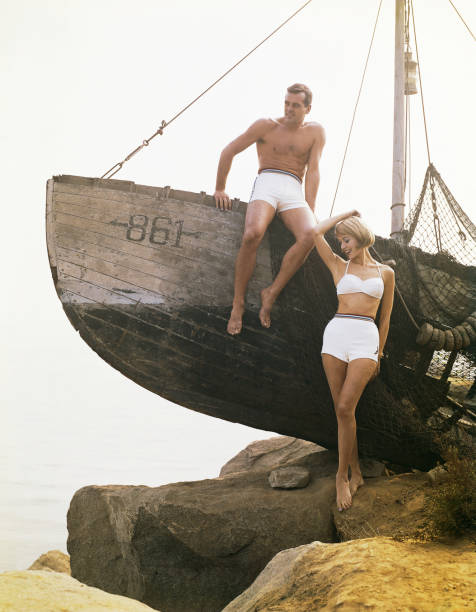 mann sitzt auf dem boot, frau neben - 1950 1959 stock-fotos und bilder