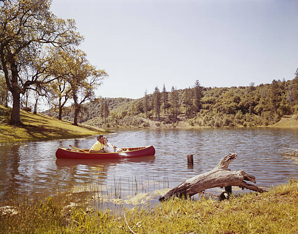 paar beim angeln von kanu auf lake - 1950 1959 stock-fotos und bilder