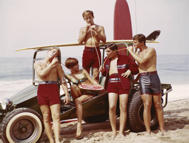 amigos beber suco de melancia feito na praia - 1966 - fotografias e filmes do acervo