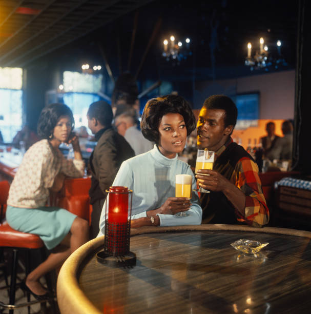 jovem casal sentado à mesa com copo de cerveja - 1966 - fotografias e filmes do acervo