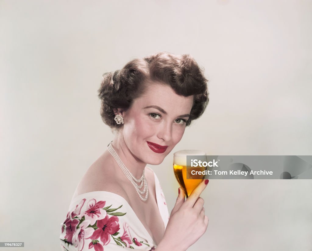 젊은 여자 쥠 유리컵 맥주, 웃는 얼굴, 인물 사진 - 로열티 프리 기록보관용 스톡 사진