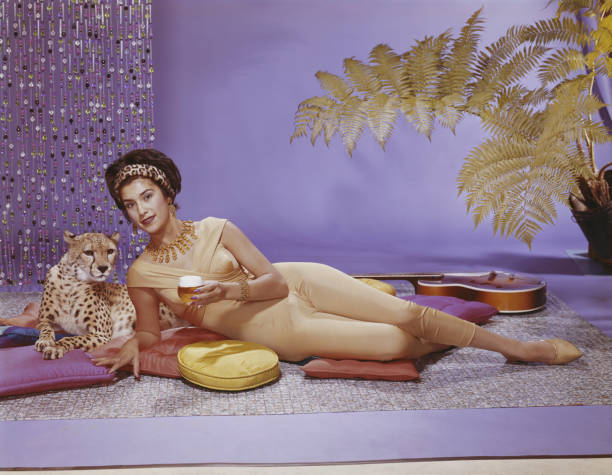 jovem mulher deitada na almofada com leopardo - undomesticated cat fotos imagens e fotografias de stock