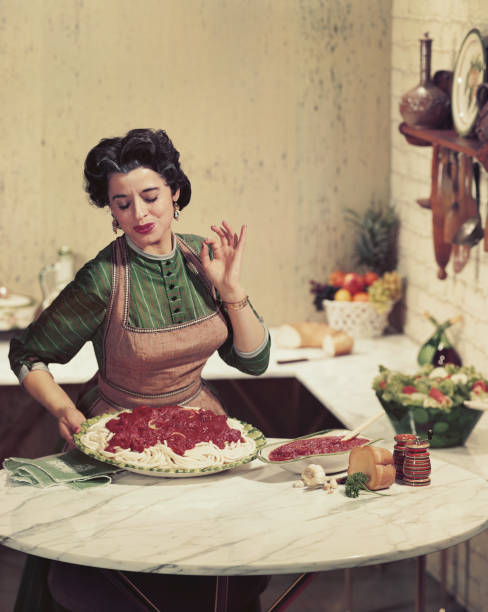 mulher segurando a bandeja de macarrão e balançando um bastão - 1966 - fotografias e filmes do acervo