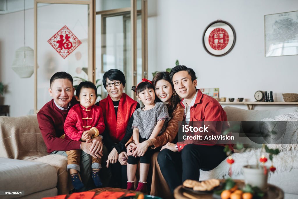 Drei Generationen fröhlicher asiatischer Familie umarmen und feiern gemeinsam das chinesische Neujahr - Lizenzfrei Familie Stock-Foto
