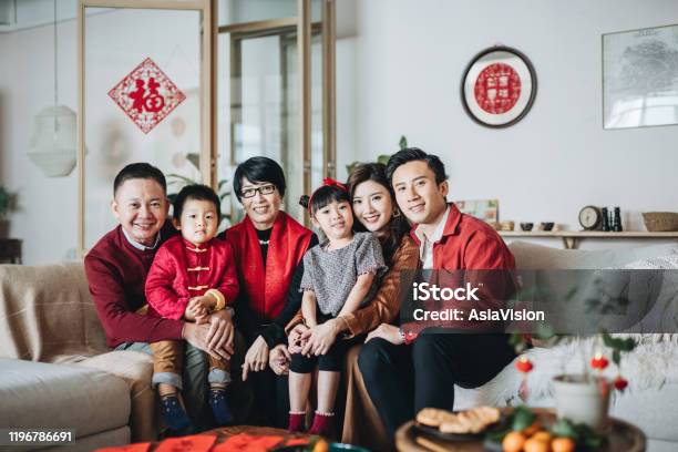 Drei Generationen Fröhlicher Asiatischer Familie Umarmen Und Feiern Gemeinsam Das Chinesische Neujahr Stockfoto und mehr Bilder von Familie