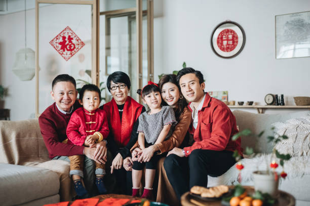 tres generaciones de alegre familia asiática abrazando y celebrando juntos el año nuevo chino - cultura asiática fotos fotografías e imágenes de stock