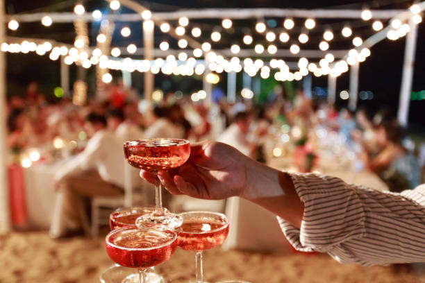 結婚式のパーティーで赤ワインのグラスからピラミッド。セレモニーパーティーでピンクのシャンパンやワインピラミッドのクローズアップ。 - wedding champagne table wedding reception ストックフォトと画像