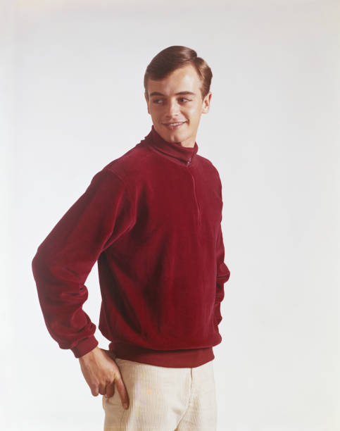 jovem em pé contra fundo branco, sorrindo - 1966 - fotografias e filmes do acervo