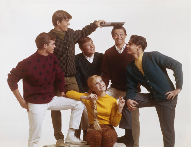 grupo de adolescentes meninos e uma menina, um menino combina amigo com o cabelo - 1966 - fotografias e filmes do acervo