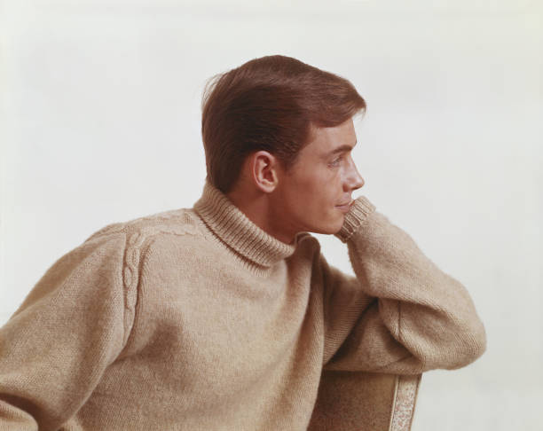 jovem em jumper com fundo branco, close-up - 1966 - fotografias e filmes do acervo