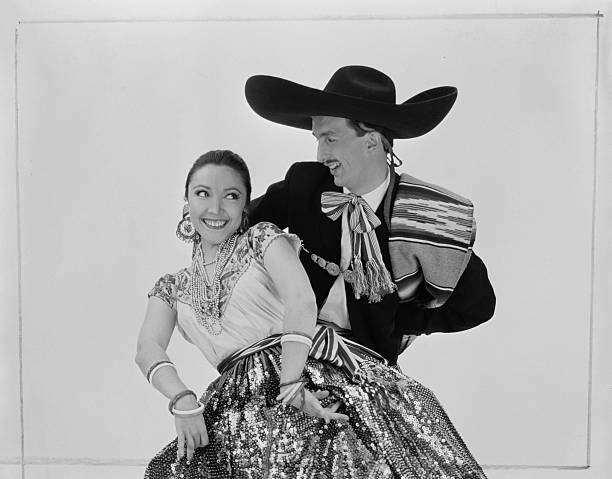 pareja bailando en ropa tradicional, sonriendo - cultura mexicana fotos fotografías e imágenes de stock