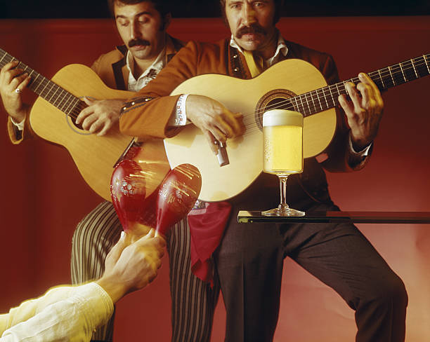 homem tocando guitarra e maraca - beer glass mustache beer color image - fotografias e filmes do acervo