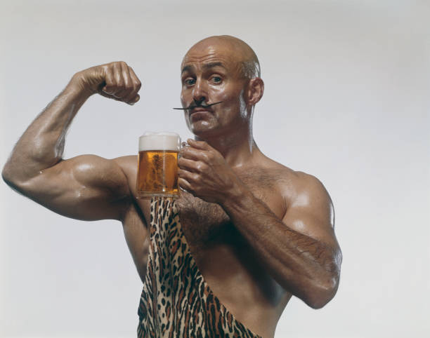 homem com copo de cerveja e mostrando os músculos, close-up, retrato - beer glass mustache beer color image - fotografias e filmes do acervo