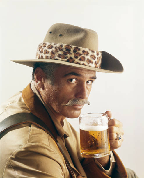 homem maduro, segurando um copo de cerveja, retrato - beer glass mustache beer color image - fotografias e filmes do acervo