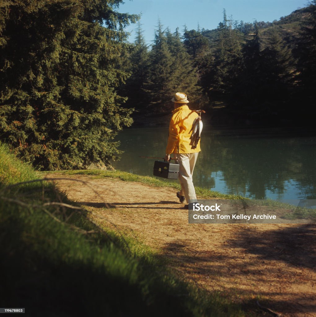 Homme marcher et porter de poisson sur l'épaule - Photo de Nature libre de droits