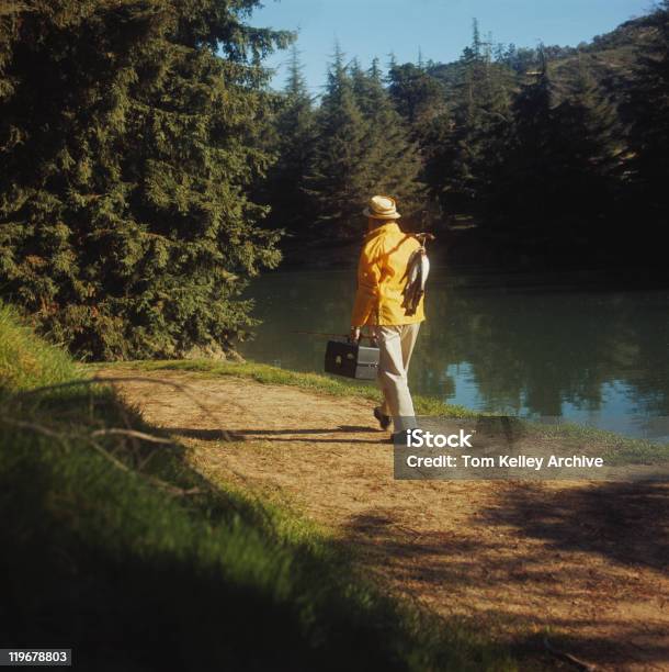 Man Walking と魚の肩に通電 - 自然のストックフォトや画像を多数ご用意 - 自然, アーカイブ画像, 1968年