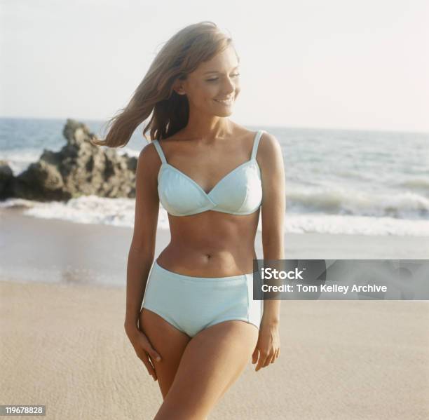 Photo libre de droit de Femme Debout Sur La Plage Gros Plan banque d'images et plus d'images libres de droit de D'archive - D'archive, Bikini, Une seule femme