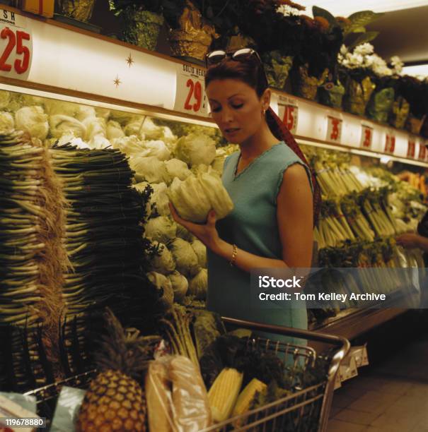 Frau Mit Gemüse In Shop Stockfoto und mehr Bilder von Einkaufen - Einkaufen, Einzelhandel - Konsum, 1969