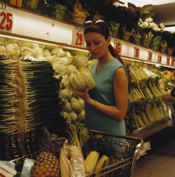 mulher a segurar legumes na loja - 1969 imagens e fotografias de stock