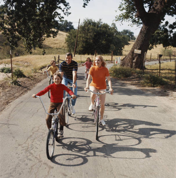 familia ciclismo en ruta - andar en bicicleta fotos fotografías e imágenes de stock