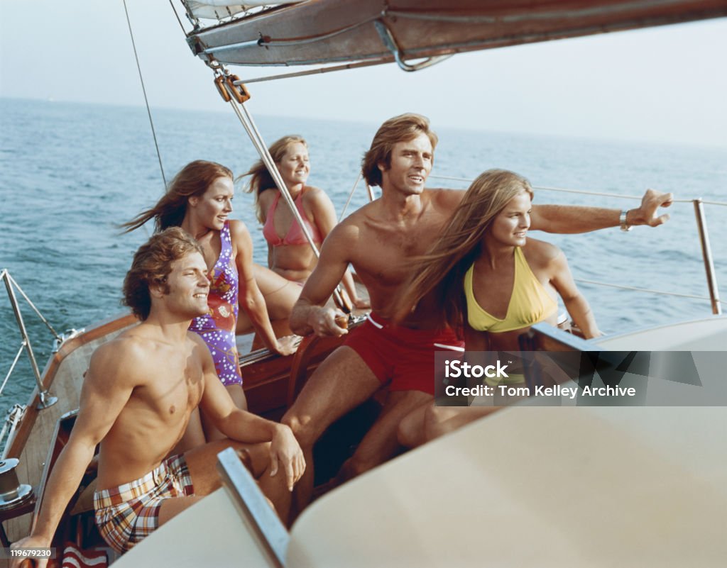 Grupo de amigos em barco, sorrindo - Foto de stock de Filme de arquivo royalty-free