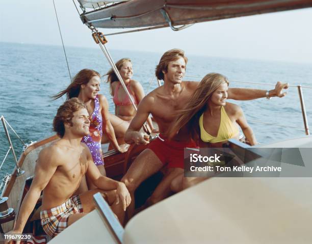 Foto de Grupo De Amigos Em Barco Sorrindo e mais fotos de stock de Filme de arquivo - Filme de arquivo, Veleiro, Amizade