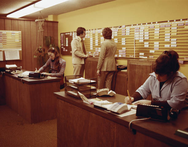 menschen arbeiten im büro - historisch stock-fotos und bilder