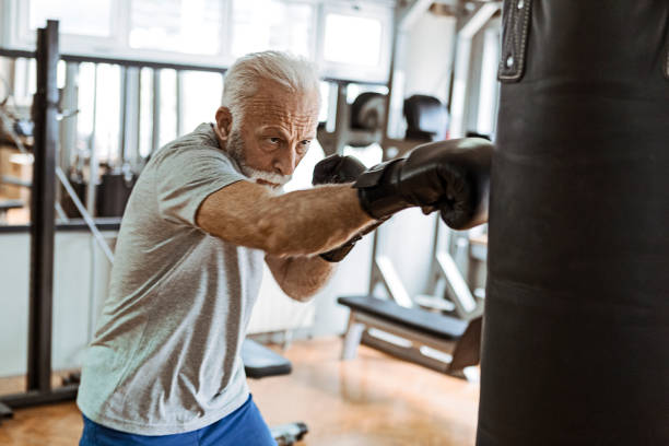 senior en boxeo de entrenamiento de gimnasio - men gray hair vitality healthy lifestyle fotografías e imágenes de stock