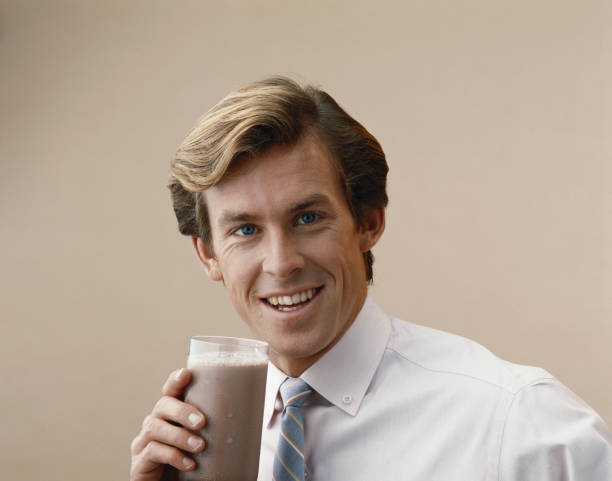 homem segurando um copo de bebida, sorrindo retrato - 1985 - fotografias e filmes do acervo