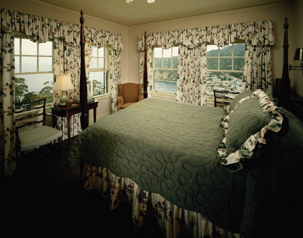 спальня с шторы с цветочным рисунком - 1986 стоковые фото и изображения