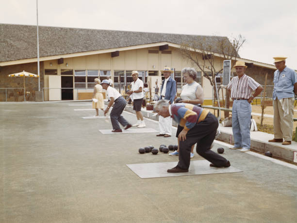 hombres mayores jugando bocce - bowling holding bowling ball hobbies fotografías e imágenes de stock