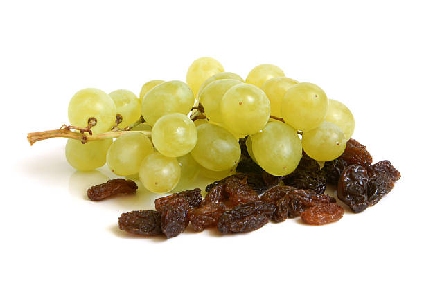 cacho de uvas e raisins - passas imagens e fotografias de stock