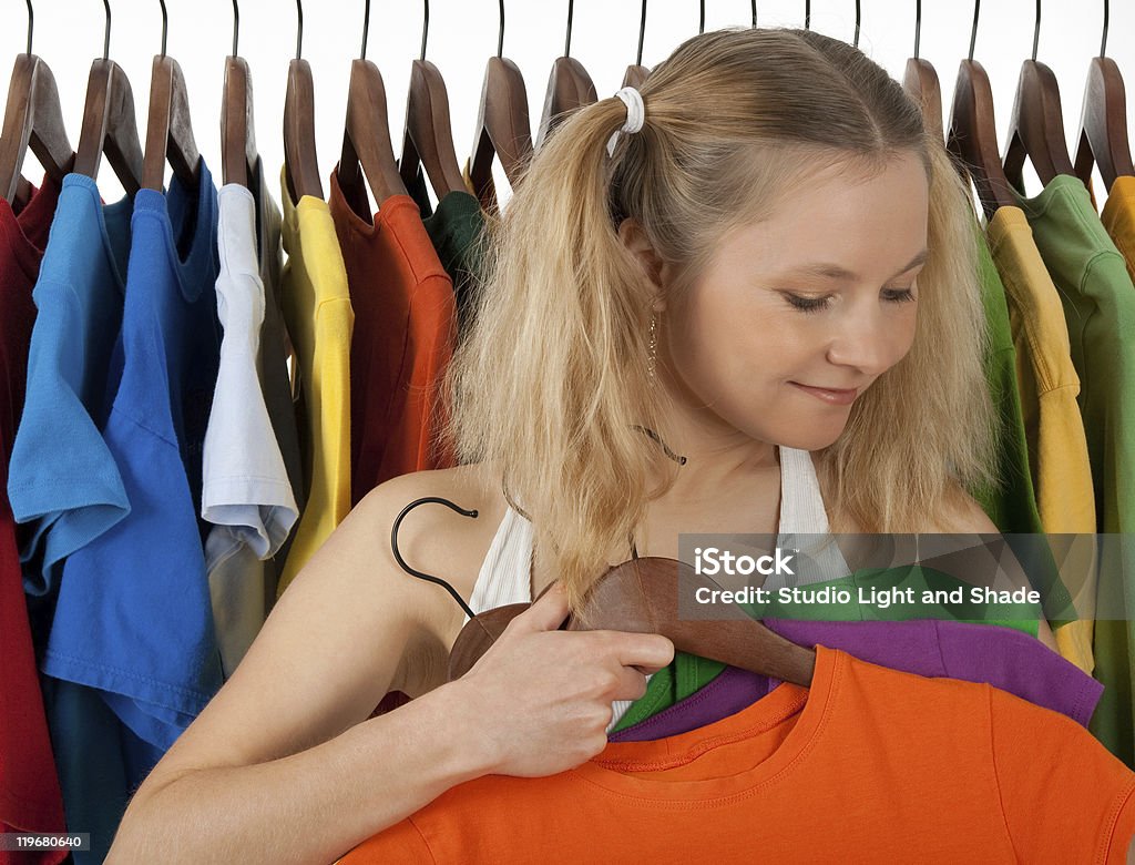 Fille en choisissant des vêtements dans un magasin - Photo de Acheter libre de droits