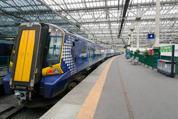 treno scotrail in attesa alla stazione ferroviaria di waverley - edimburgo - stazione ferroviaria di waverley foto e immagini stock