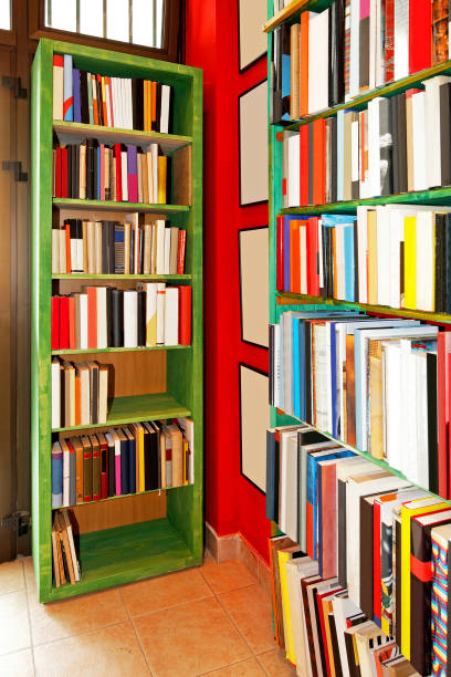 本棚 - book titles shelf library ストックフォトと画像