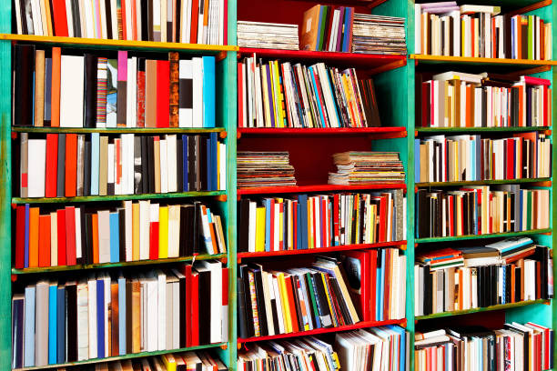 ブックラック角 - book titles shelf library ストックフォトと画像