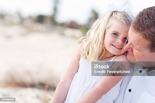 Carino Coccola Con Sua Figlia Sulla Spiaggia - Fotografie stock e altre immagini di Abbracciare una persona - Abbracciare una persona, Accudire, Allegro