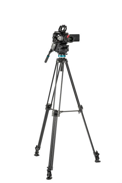professionelle video-kinokamera auf einem kamera-stativ auf weißem studiohintergrund - stativ stock-fotos und bilder