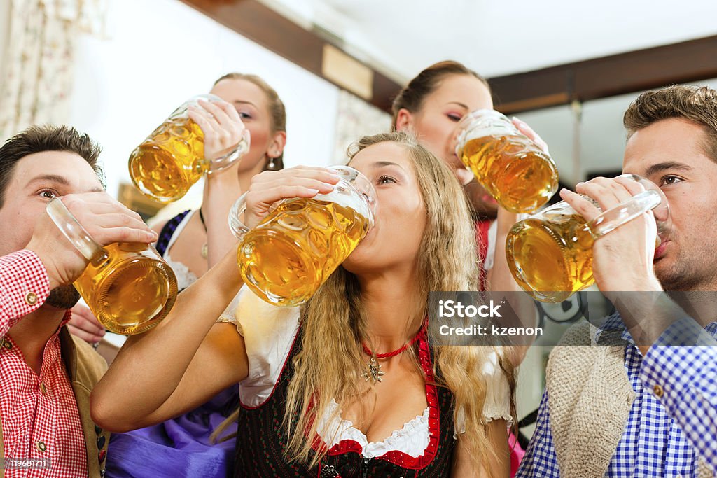 Человек, пить пиво в пабе Баварские - Стоковые фото Бавария роялти-фри