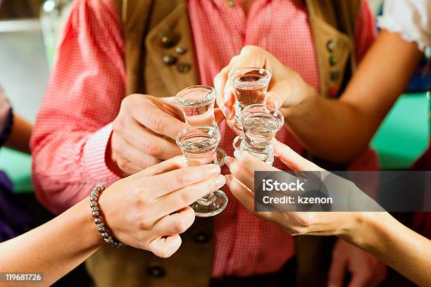 Photo libre de droit de De Trinquer Ensemble Et Spiritueux banque d'images et plus d'images libres de droit de Adulte - Adulte, Alcool, Allemagne