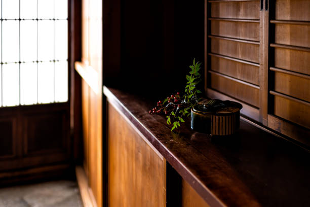 日本のカラフルな生け花の赤い果実の装飾、木製のテーブルの上に緑の葉を持つ伝統的な新年の装飾