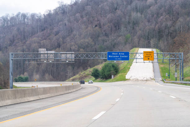 smoky mountains widok w pobliżu asheville, karolina północna w tennessee granicy i26 autostrady z samochodów drogowych - great smoky mountains tennessee mountain north carolina zdjęcia i obrazy z banku zdjęć