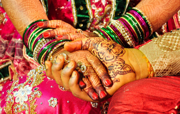 tradizionale sposa e sposo indù che si tengono per mano - indian ethnicity indian culture jewelry gold foto e immagini stock