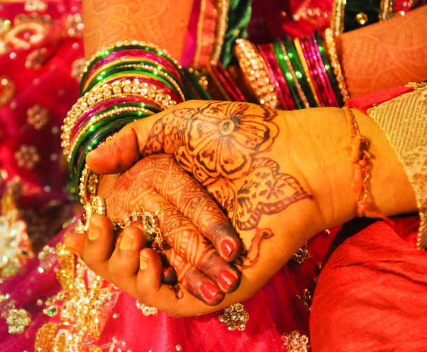 traditional hindu marriage bride and groom holding hand - henna tattoo indian culture tattoo hinduism imagens e fotografias de stock