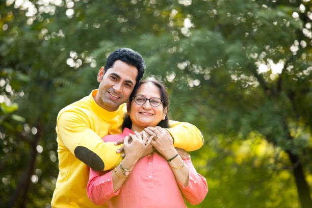 公園で母親を抱きしめる男 - offspring family love india ストックフォトと画像