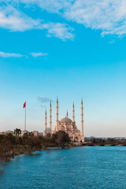 moschea centrale sabanci, vecchia torre dell'orologio e ponte di pietra ad adana, città della turchia. adana city con minareti della moschea di fronte al fiume seyhan. - surrounding wall sky river dome foto e immagini stock