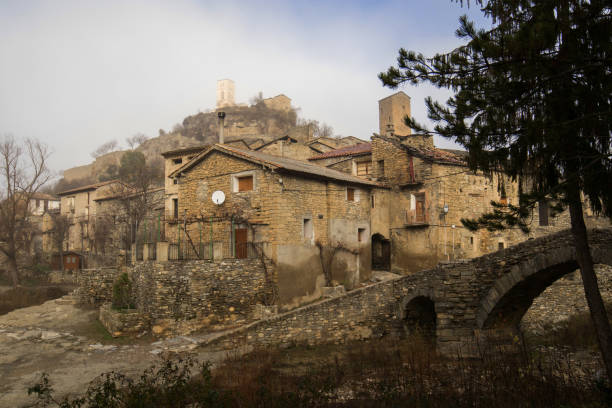 vistas del pueblo de montañana, españa - huesca fotografías e imágenes de stock