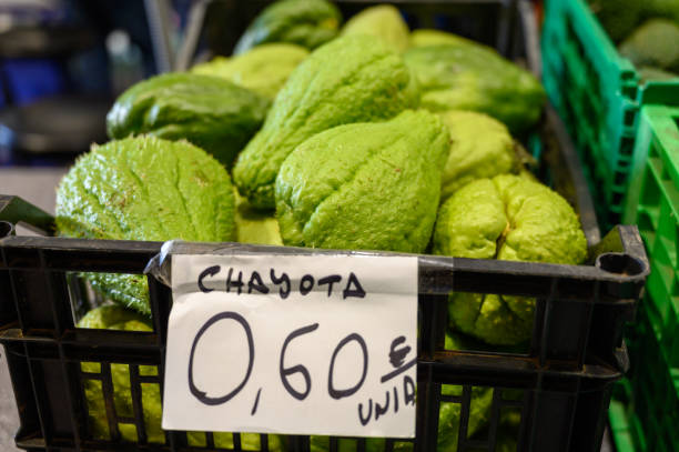 chayota gemüse peer auf dem lokalen markt auf teneriffa insel, kanarische inseln, spanien - merleton stock-fotos und bilder